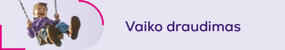 Besišypsantis vaikas sūpynėse ir užrašas „Vaiko draudimas“.