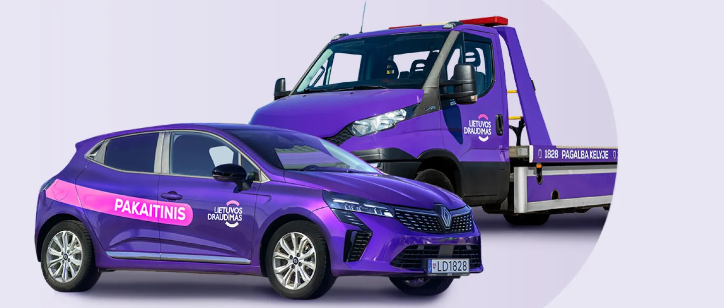 Violetinis pakaitinis automobilis ir pagalbos kelyje vilkikas su „Lietuvos draudimo“ ženklais.