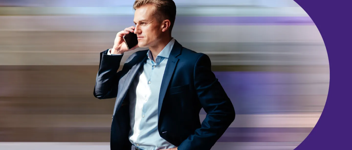 Vyras stovi su telefonu rankoje
