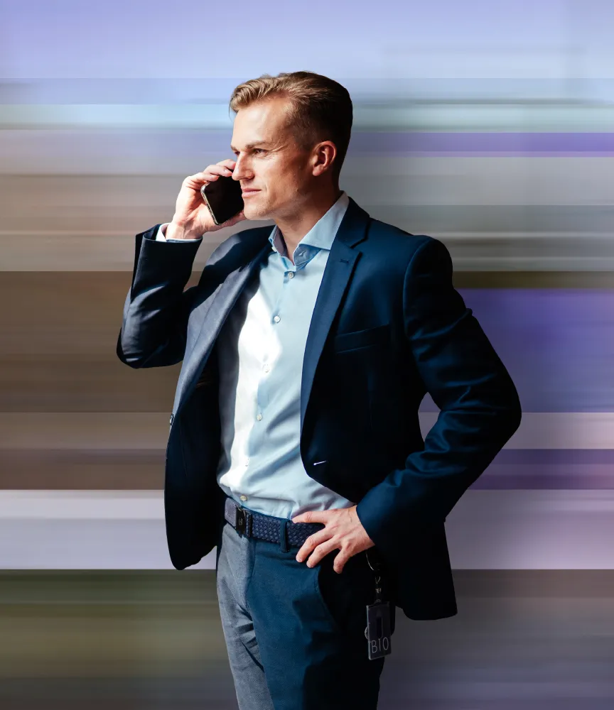 Stovi vyras su kostiumu, kalba telefonu, o už jo fonas susiliejęs, lyg labai greitai viskas vyktų už nugaros