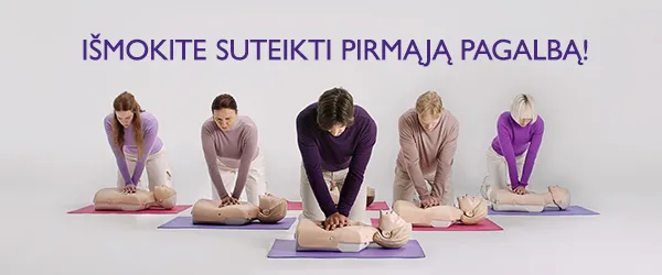Penki žmonės atlieka pirmosios pagalbos gaivinimo mokymus su manekenais, užrašas viršuje skelbia: 'IŠMOKITE SUTEIKTI PIRMAJĄ PAGALBĄ!